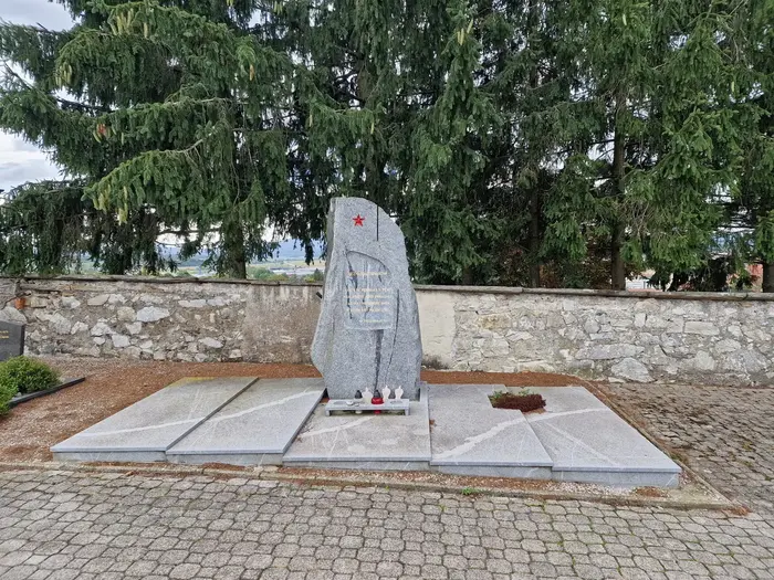 Spomenik NOB na bistriskem pokopaliscu